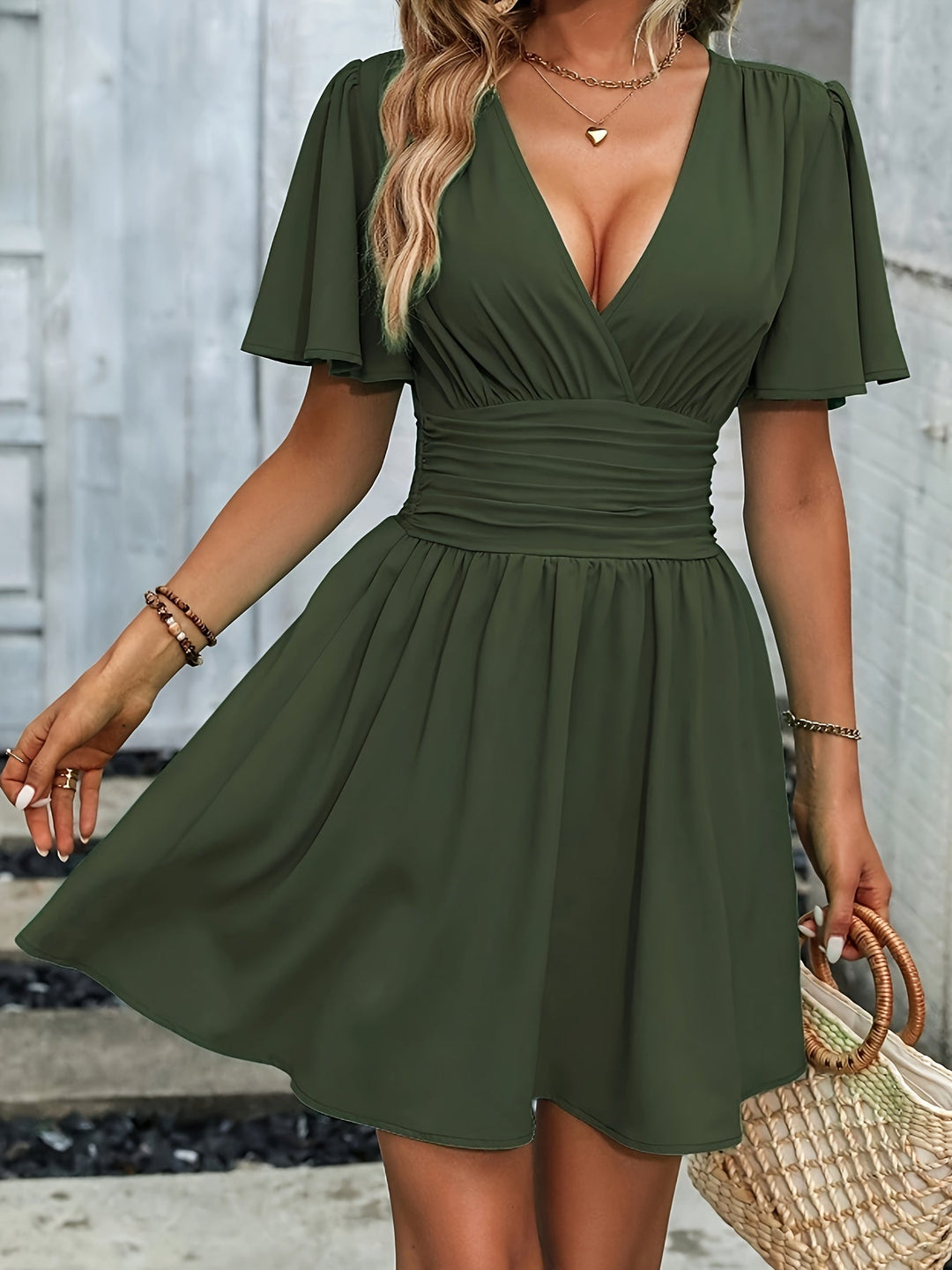 "Kleid mit V-Ausschnitt und Raffung, olivgrün, figurbetont, feminine Raffungen, ideal für Anlässe, stilvolles Design"