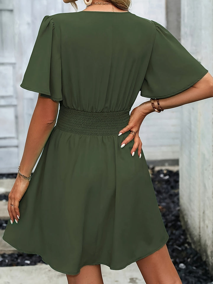"Kleid mit V-Ausschnitt und Raffung, olivgrün, figurbetont, feminine Raffungen, ideal für Anlässe, stilvolles Design"