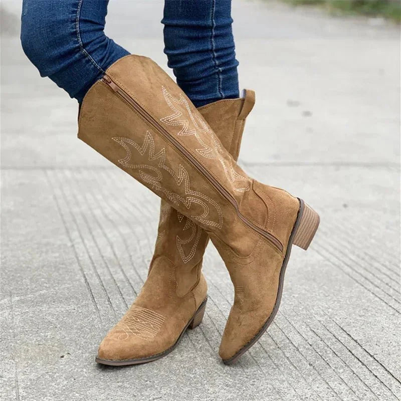 "Kniehohe Cowboystiefel für Damen mit kunstvollen Stickereien, klassisches Western-Design, stilvoll und elegant."