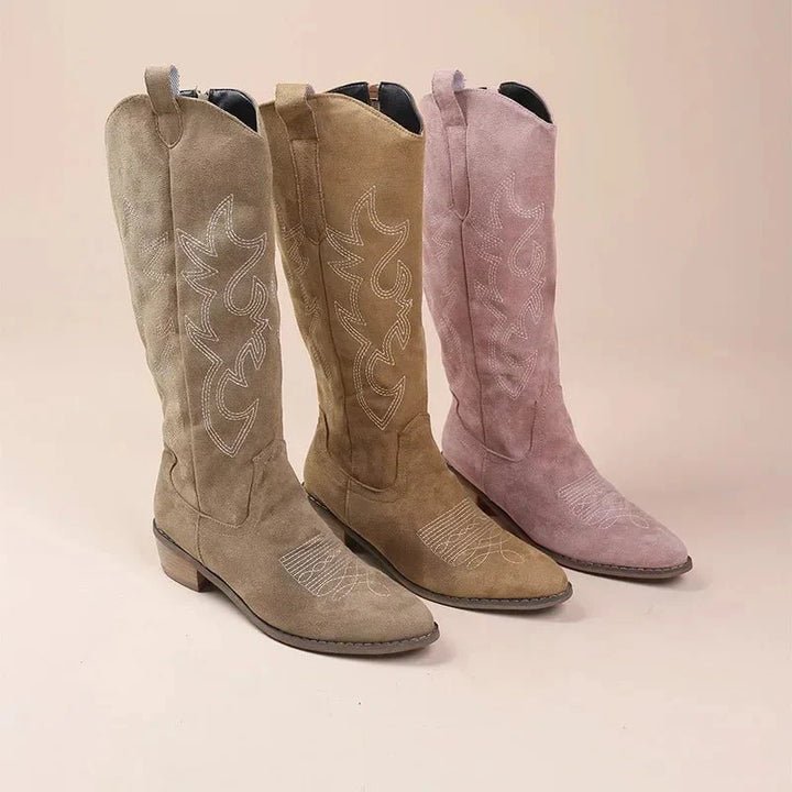 "Kniehohe Cowboystiefel für Damen mit kunstvollen Stickereien, klassisches Western-Design, stilvoll und elegant."