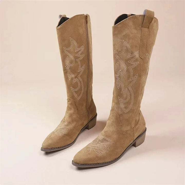 "Kniehohe Cowboystiefel für Damen mit kunstvollen Stickereien, klassisches Western-Design, stilvoll und elegant."