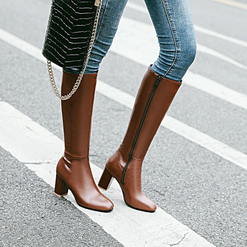 Kniehohe Damenstiefel mit Reißverschluss, elegant und bequem, in hochwertigem Material für stilvolle, kühle Tage.