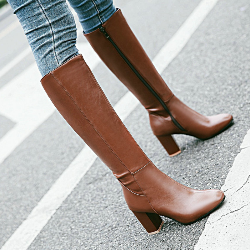 Kniehohe Damenstiefel mit Reißverschluss, elegant und bequem, in hochwertigem Material für stilvolle, kühle Tage.