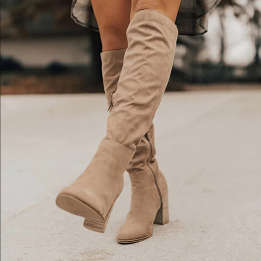 Kniehohe Stiefel, Blockabsatz, elegant, vielseitig, verlängernde Wirkung, schwarz, Damenmode, stilvoll, komfortabel.