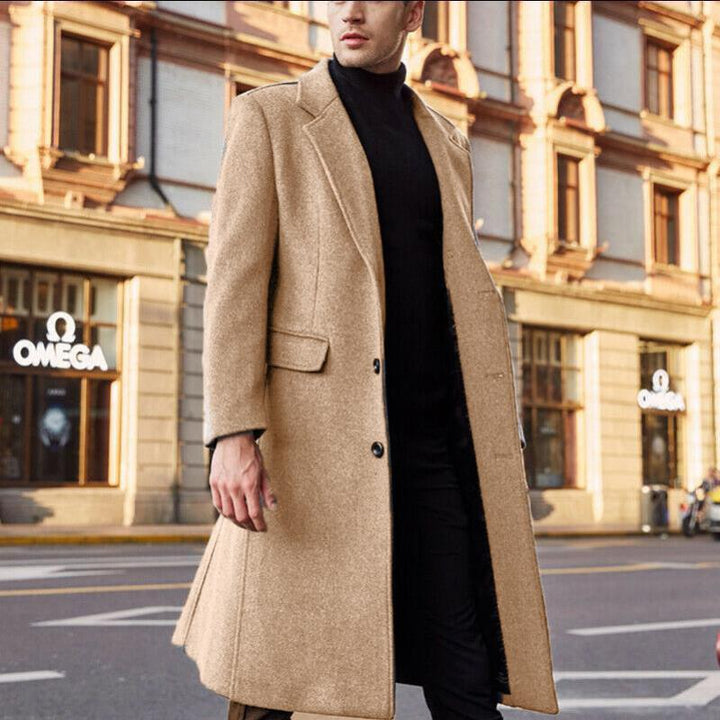 Knielanger Herrenmantel mit Reverskragen und Doppelknopf, stilvoll und elegant, ideal für formelle Anlässe.