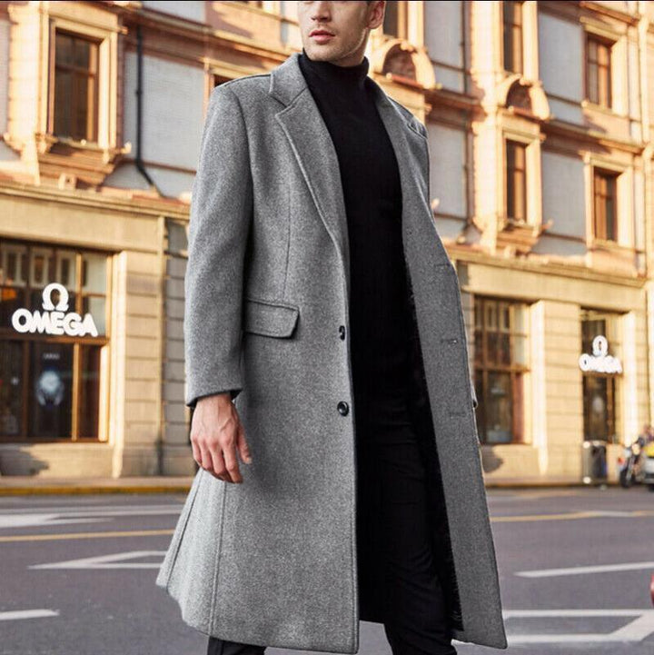 Knielanger Herrenmantel mit Reverskragen und Doppelknopf, stilvoll und elegant, ideal für formelle Anlässe.