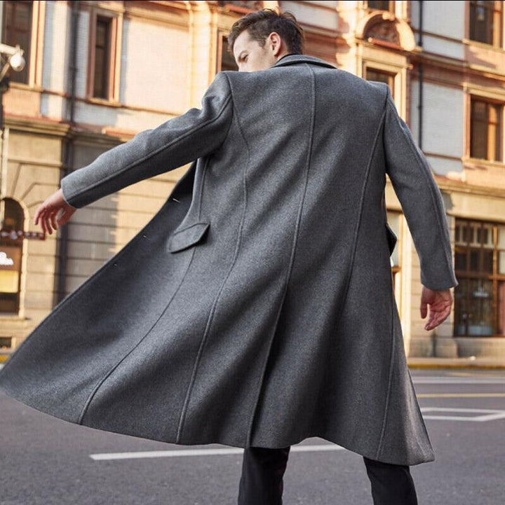 Knielanger Herrenmantel mit Reverskragen und Doppelknopf, stilvoll und elegant, ideal für formelle Anlässe.