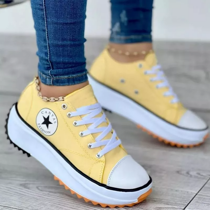 Komfortable Frauen-Orthopädie-Schuhe, stoßdämpfende Sohle, ergonomisch, rutschfest, braun mit Schnürsenkeln.