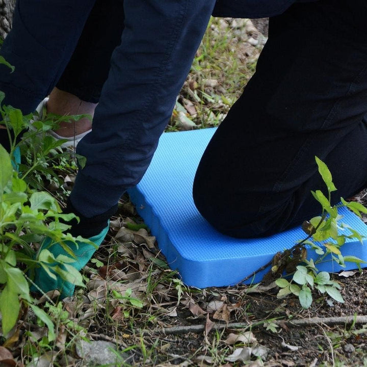 "Komfortables, rutschfestes Garten-Kniepolster in Hellblau für ergonomisches Arbeiten auf harten Oberflächen, ideal zum Pflan