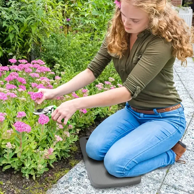 "Komfortables, rutschfestes Garten-Kniepolster in Hellblau für ergonomisches Arbeiten auf harten Oberflächen, ideal zum Pflan