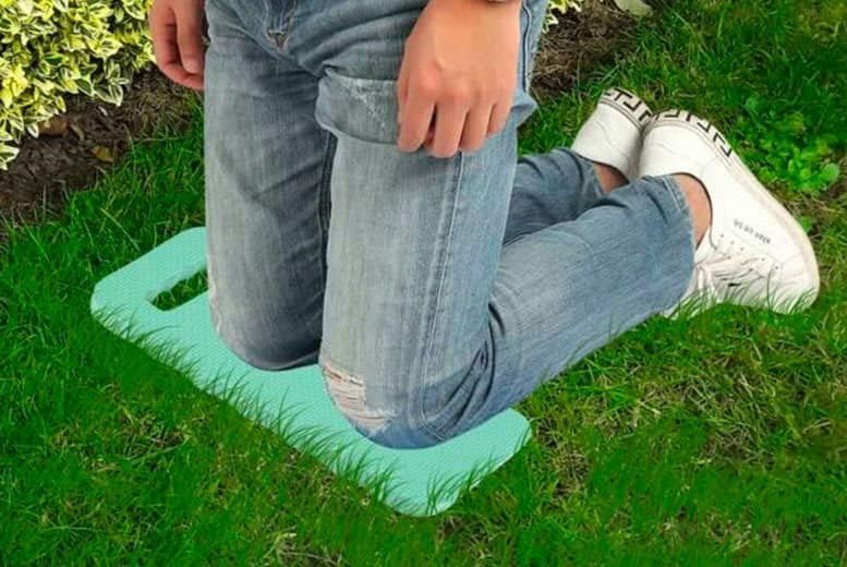 "Komfortables, rutschfestes Garten-Kniepolster in Hellblau für ergonomisches Arbeiten auf harten Oberflächen, ideal zum Pflan