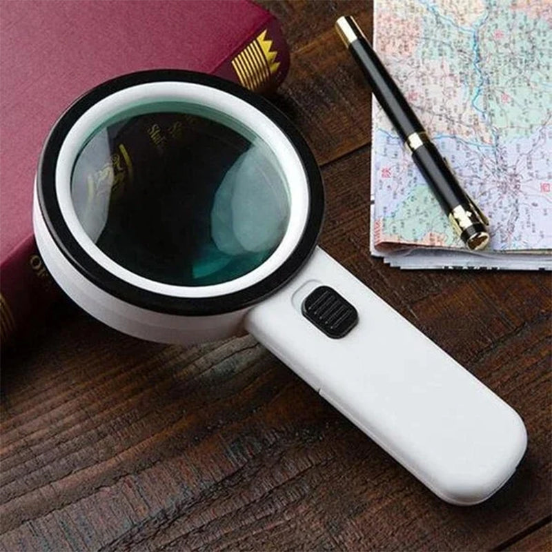 "Kompakte 30-fache optische Lupe mit LED-Licht, klare Linien, ideal für Detailbetrachtung und verbessertes Sehvermögen."