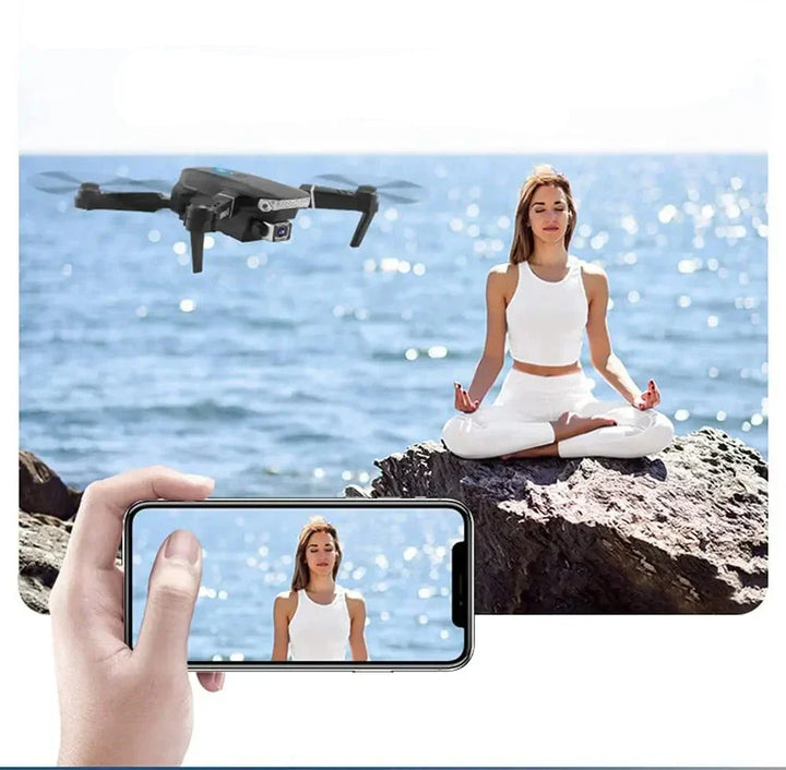 Kompakte Drohne in der Luft, ausgestattet mit 4K HD Kamera für atemberaubende Luftaufnahmen, stilvolles Design.