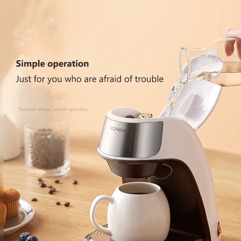 "Kompakte Mini Kaffeemaschine in Weiß mit kostenfreier Keramiktasse für stilvollen Kaffeegenuss, ideal für kleinen Raum."