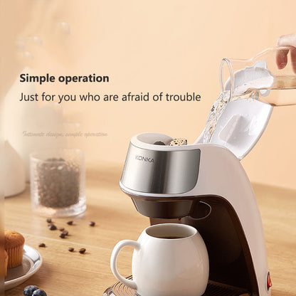 "Kompakte Mini Kaffeemaschine in Weiß mit kostenfreier Keramiktasse für stilvollen Kaffeegenuss, ideal für kleinen Raum."