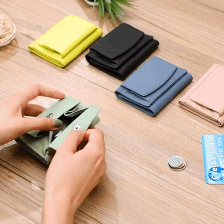 "Kompakte RFID-Leder-Geldbörse in Schwarz, bietet Datenschutz und vielseitigen Stauraum, perfekt für Damenhandtaschen."