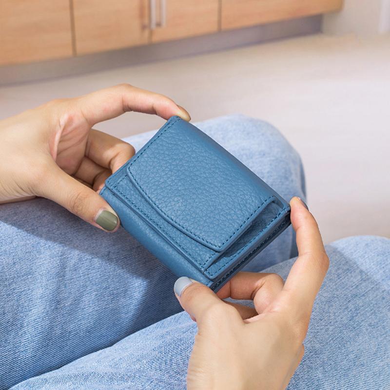 "Kompakte RFID-Leder-Geldbörse in Schwarz, bietet Datenschutz und vielseitigen Stauraum, perfekt für Damenhandtaschen."