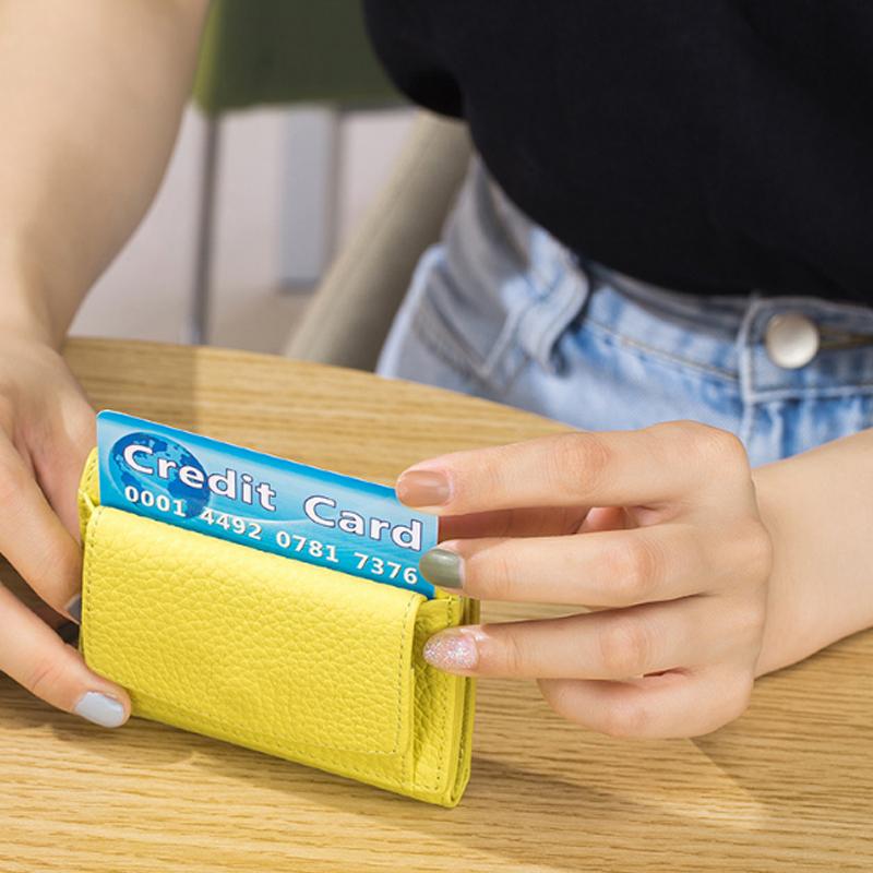 "Kompakte RFID-Leder-Geldbörse in Schwarz, bietet Datenschutz und vielseitigen Stauraum, perfekt für Damenhandtaschen."