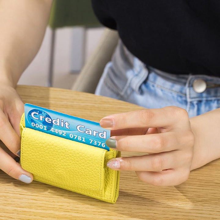 "Kompakte RFID-Leder-Geldbörse in Schwarz, bietet Datenschutz und vielseitigen Stauraum, perfekt für Damenhandtaschen."