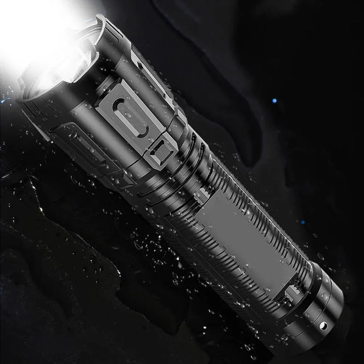 "Kompakte, ultraleichte LED-Taschenlampe mit ergonomischem Griff, langlebig und wasserfest, ideal für Outdoor-Abenteuer."