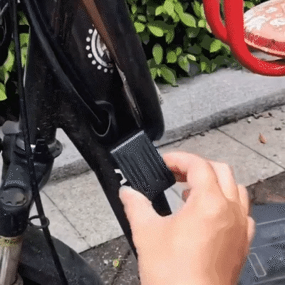 "Kompakter magnetischer Mini-GPS-Tracker, diskret montierbar, bietet weltweite Echtzeitüberwachung für Fahrzeuge."