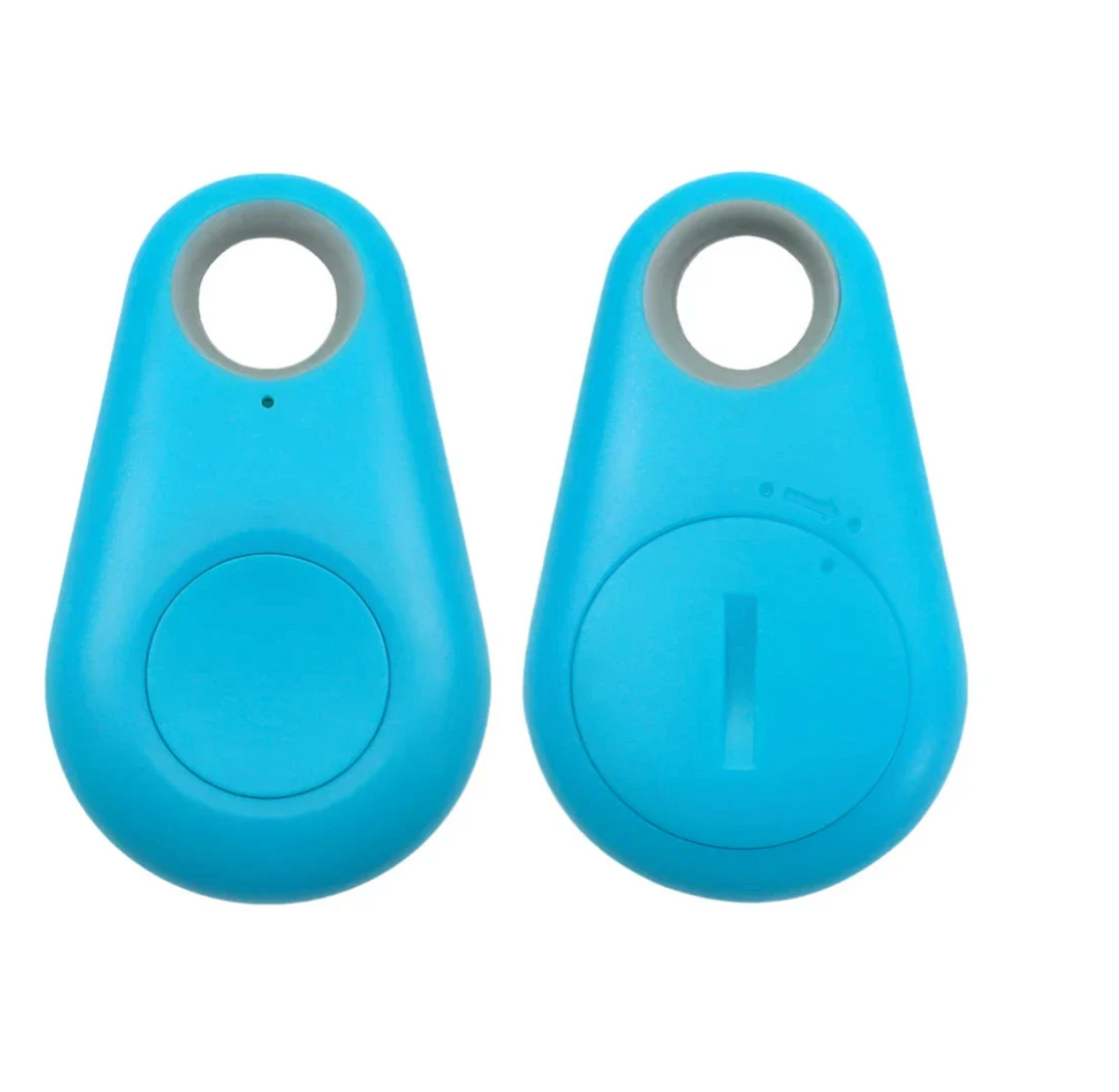 Kompakter Mini-GPS-Tracker in Blau, Grün, Rosa und Schwarz für Kinder, mit GPS-Ortung und SOS-Funktion.