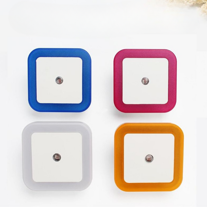 Kompaktes, elegantes Nachtlicht mit Sensor und dreifacher Helligkeit, ideal für platzsparende moderne Inneneinrichtung.