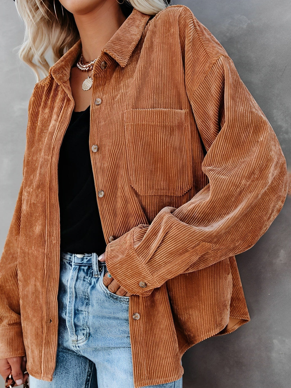 Kordjacke für Damen mit Knopfverschluss, aus weichem Cordmaterial, rustikale Eleganz, ideal für kühle Tage.