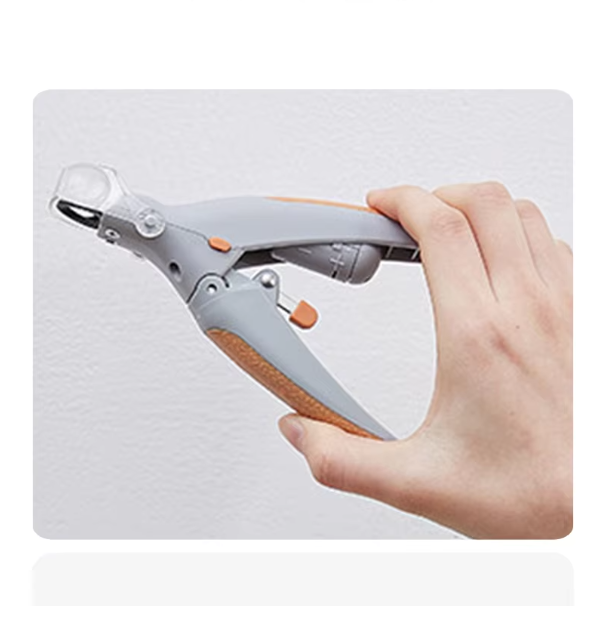 Krallenschneider mit LED-Licht und Vergrößerungsglas für präzise Haustierpflege, Edelstahlklingen, ergonomisches Design.
