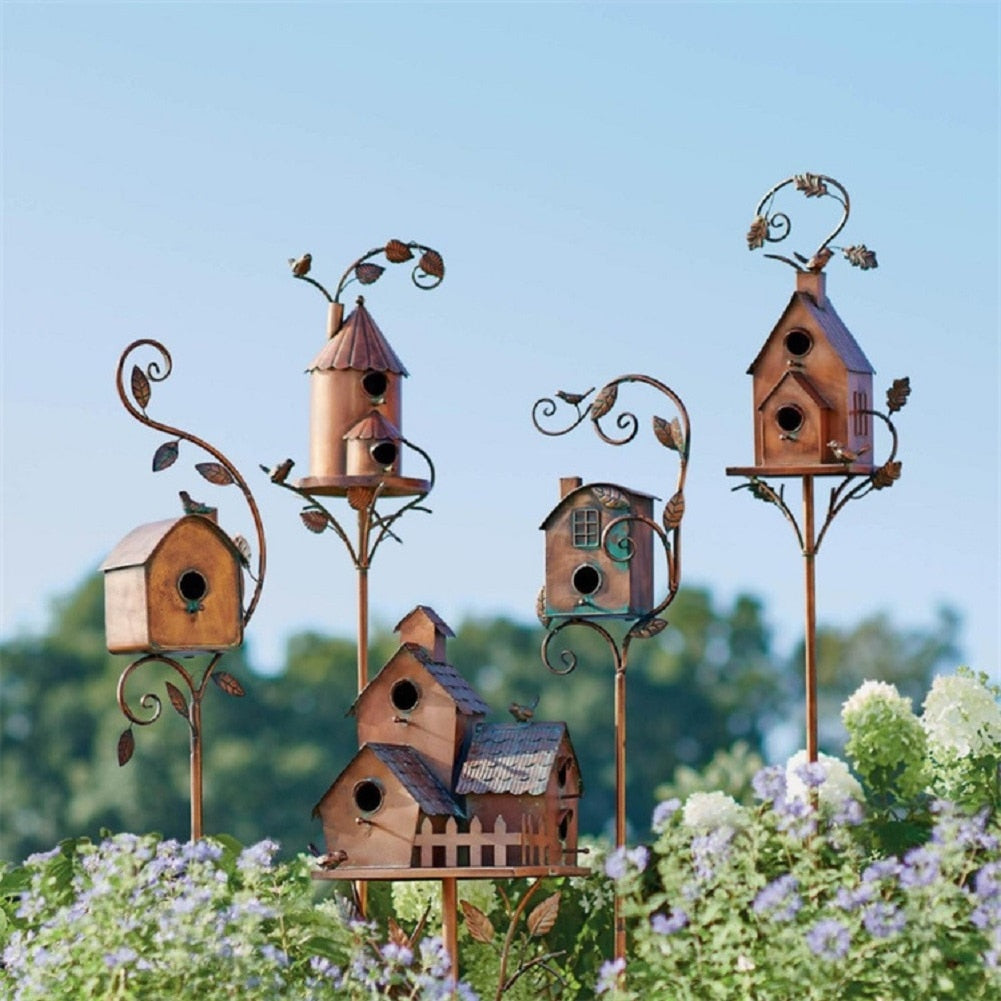 "Kreatives Metall-Vogelhausgartenstecker mit schimmernder Oberfläche und kunstvollem Design für dekorative Gartengestaltung."