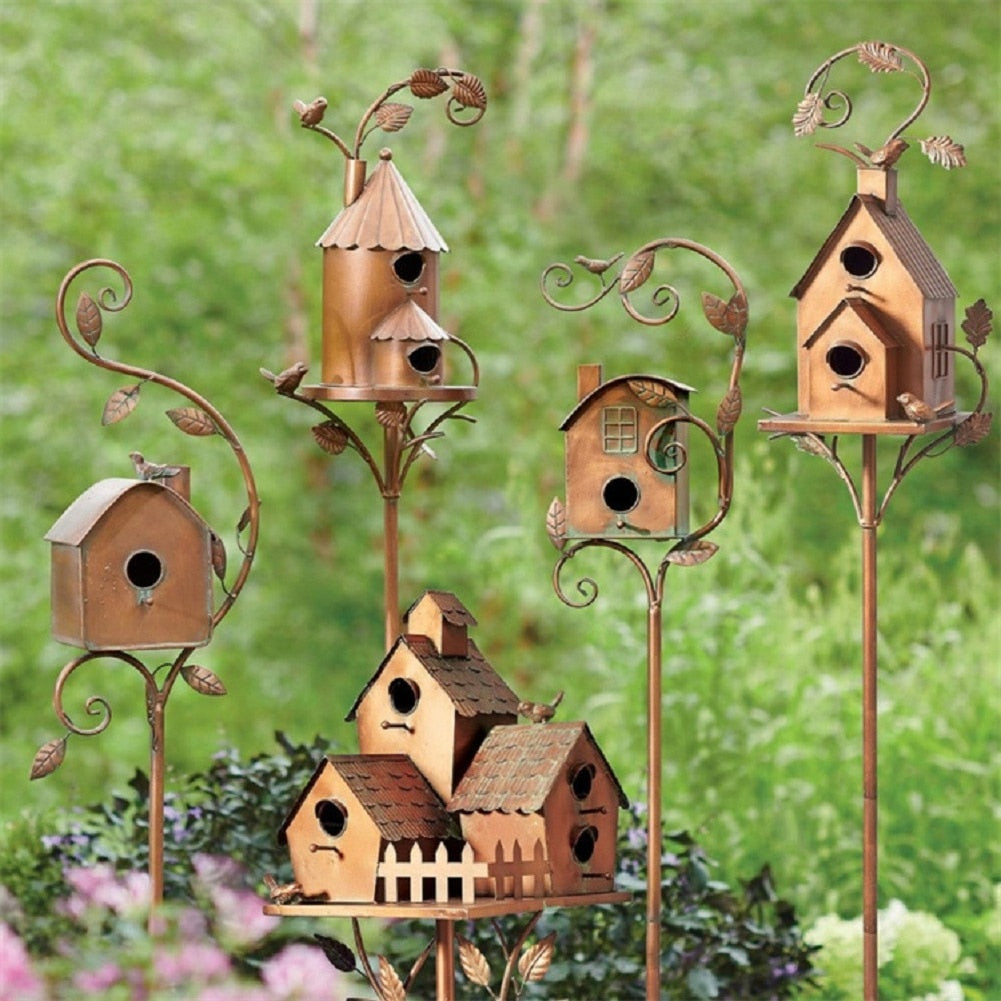 "Kreatives Metall-Vogelhausgartenstecker mit schimmernder Oberfläche und kunstvollem Design für dekorative Gartengestaltung."