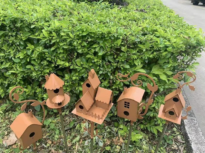 "Kreatives Metall-Vogelhausgartenstecker mit schimmernder Oberfläche und kunstvollem Design für dekorative Gartengestaltung."