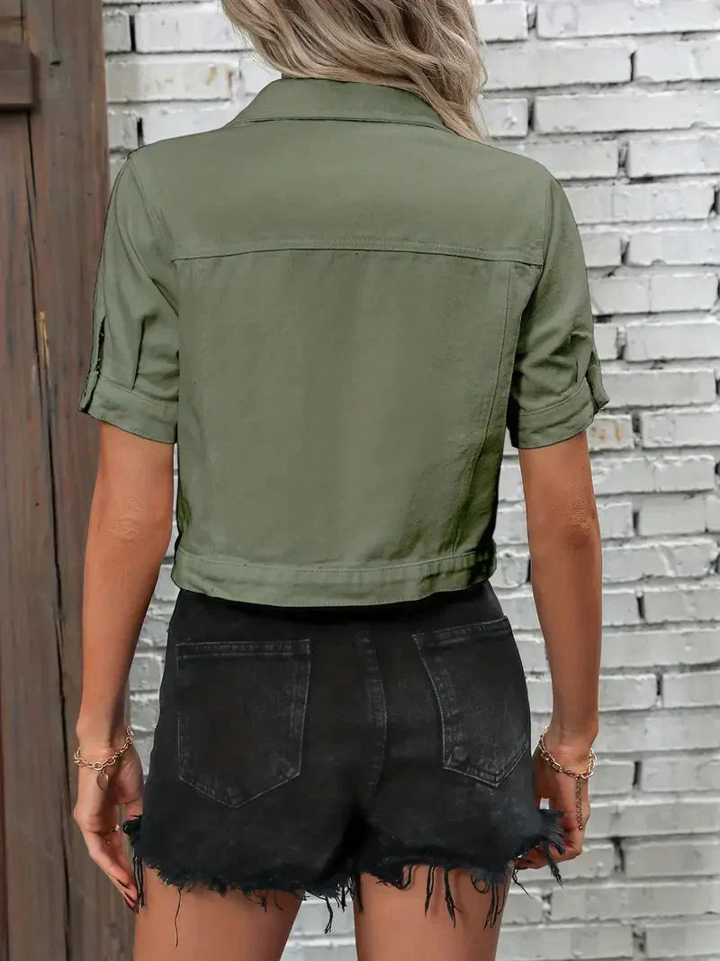 Kurzärmelige Damen-Jeansjacke in modernem Design mit schmeichelnder Passform, ideal für jede Jahreszeit und Gelegenheit.