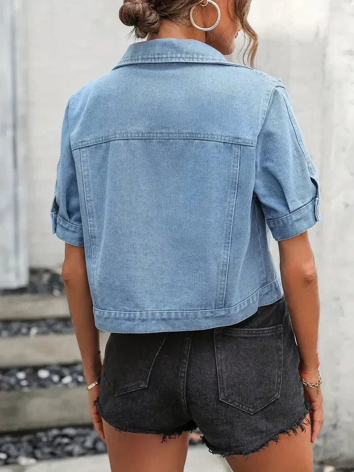 Kurzärmelige Damen-Jeansjacke in modernem Design mit schmeichelnder Passform, ideal für jede Jahreszeit und Gelegenheit.
