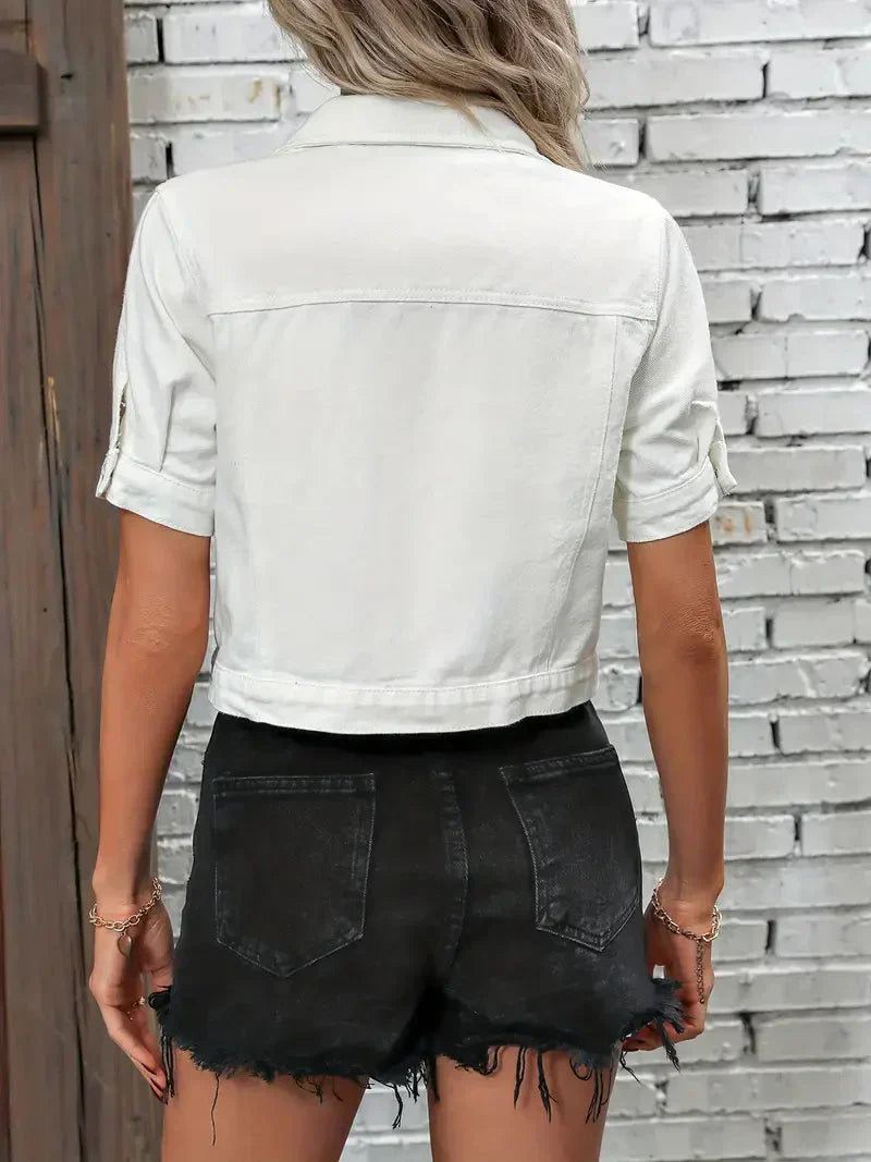 Kurzärmelige Damen-Jeansjacke in modernem Design mit schmeichelnder Passform, ideal für jede Jahreszeit und Gelegenheit.