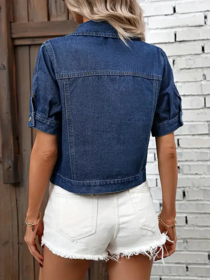 Kurzärmelige Damen-Jeansjacke in modernem Design mit schmeichelnder Passform, ideal für jede Jahreszeit und Gelegenheit.
