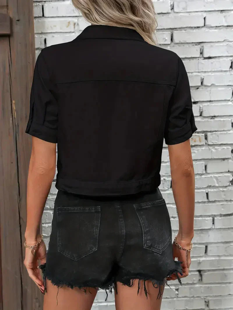 Kurzärmelige Damen-Jeansjacke in modernem Design mit schmeichelnder Passform, ideal für jede Jahreszeit und Gelegenheit.