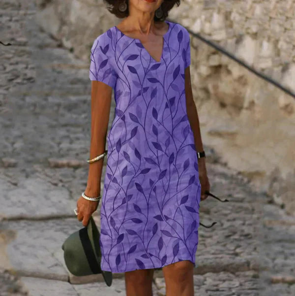 Kurzärmeliges Frauenkleid mit Blattmuster, luftiges Sommer-Mini in Grün und Weiß, ideal für warme Tage und Abende.