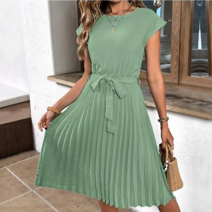 Kurzärmeliges Plissee-Minikleid in sanften Farben, elegantes Design, schmeichelhafte Passform, ideal für Sommer und Anlässe.