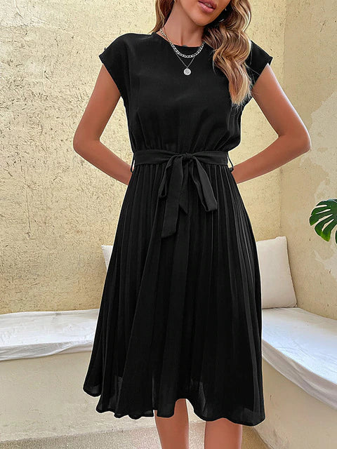 Kurzärmeliges Plissee-Minikleid in sanften Farben, elegantes Design, schmeichelhafte Passform, ideal für Sommer und Anlässe.