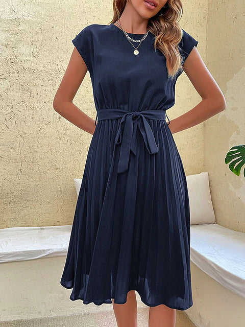 Kurzärmeliges Plissee-Minikleid in sanften Farben, elegantes Design, schmeichelhafte Passform, ideal für Sommer und Anlässe.