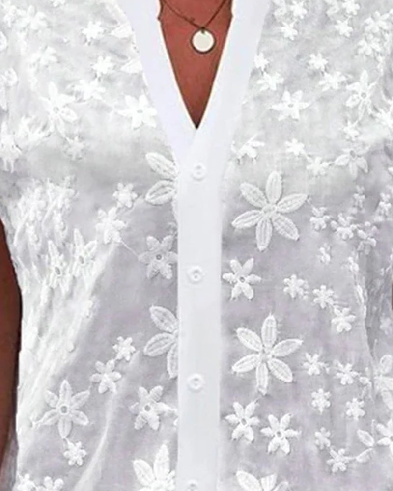 Kurzärmlige Blumenbluse mit V-Ausschnitt, lebendiges Blumendesign, 100% Polyester, perfekt für Frühling und Sommer.