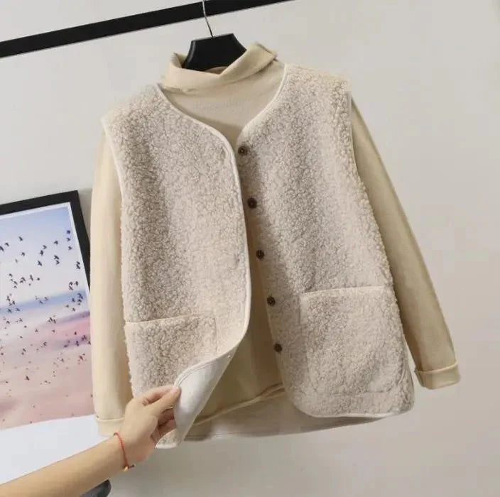 "Kuschelige Damen-Plüschweste in Beige für stilvolle Herbst- und Frühlingslooks, weiches Material, vielseitig kombinierbar."