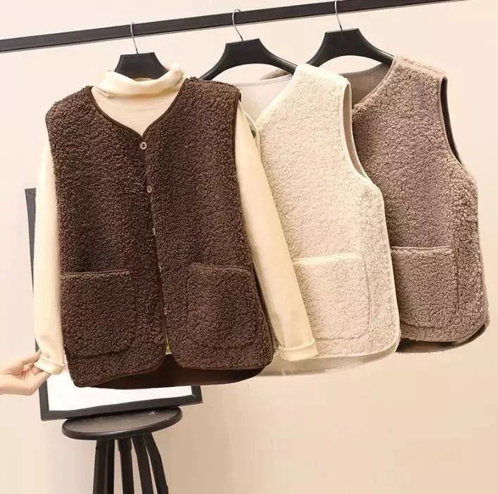 "Kuschelige Damen-Plüschweste in Beige für stilvolle Herbst- und Frühlingslooks, weiches Material, vielseitig kombinierbar."