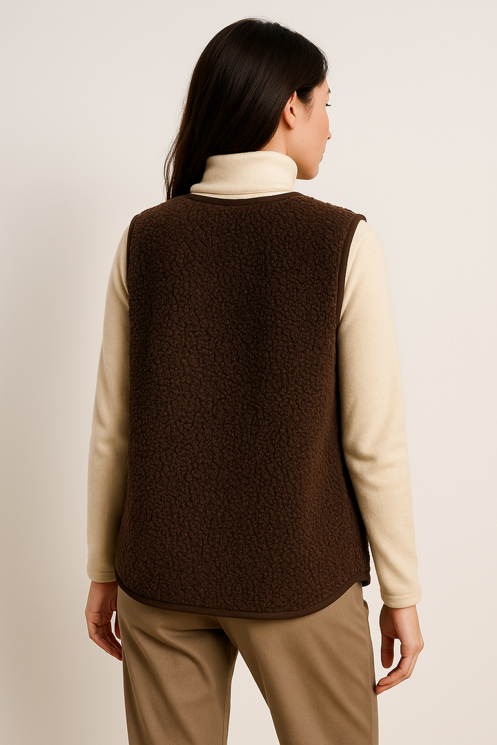 "Kuschelige Damen-Plüschweste in Beige für stilvolle Herbst- und Frühlingslooks, weiches Material, vielseitig kombinierbar."