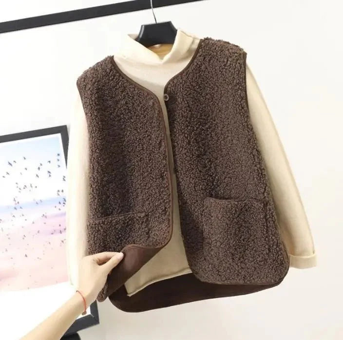 "Kuschelige Damen-Plüschweste in Beige für stilvolle Herbst- und Frühlingslooks, weiches Material, vielseitig kombinierbar."