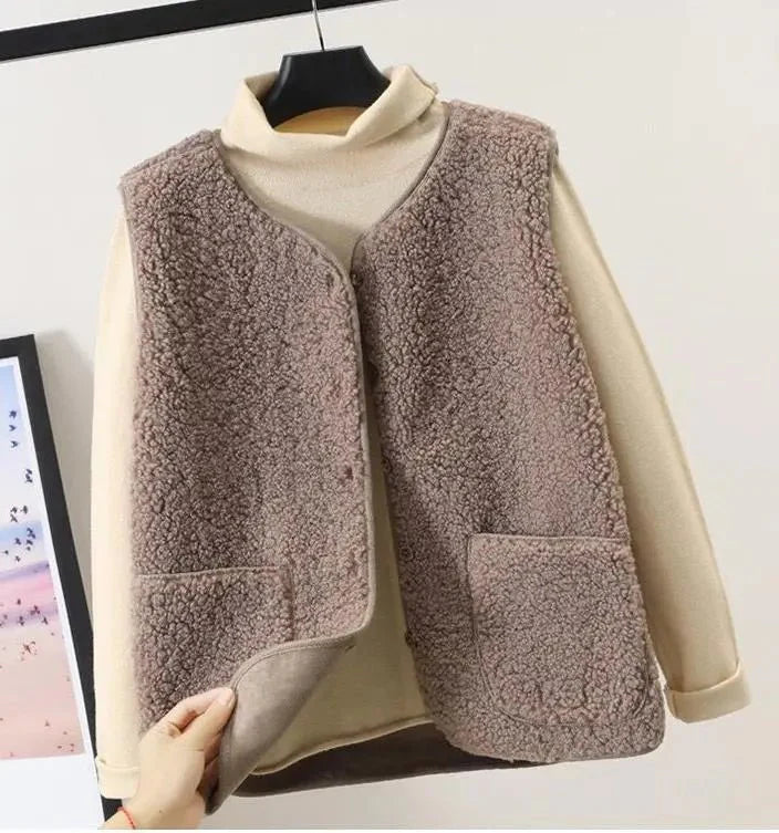 "Kuschelige Damen-Plüschweste in Beige für stilvolle Herbst- und Frühlingslooks, weiches Material, vielseitig kombinierbar."