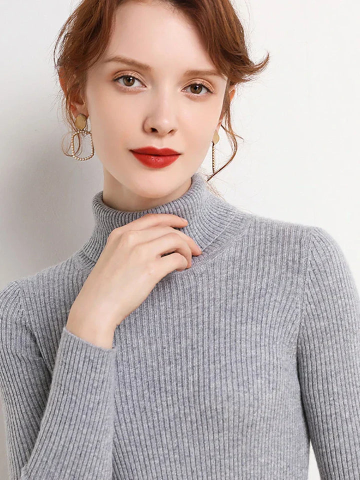 "Kuscheliger Damen Rollkragenpullover in Beige, elegant, ideal für Herbst/Winter, vielseitig kombinierbar für kalte Tage."