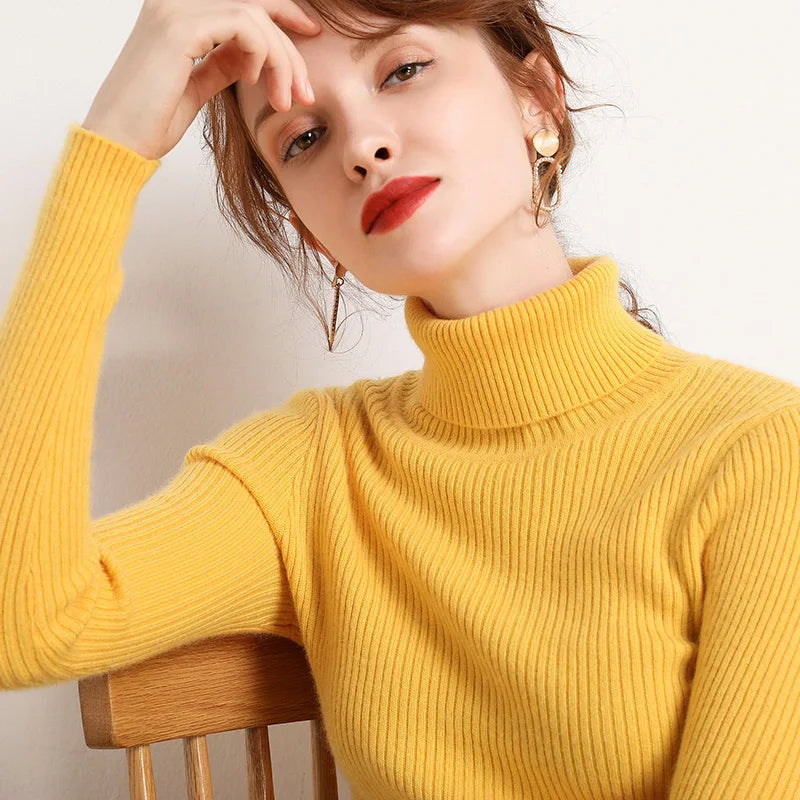 "Kuscheliger Damen Rollkragenpullover in Beige, elegant, ideal für Herbst/Winter, vielseitig kombinierbar für kalte Tage."