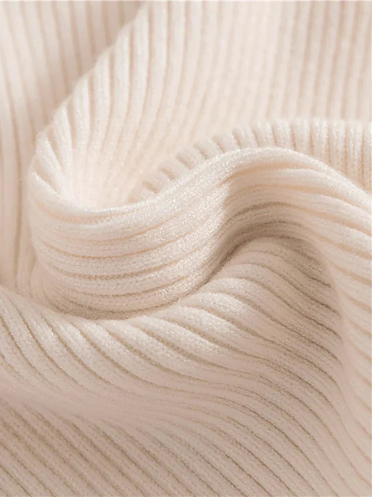 "Kuscheliger Damen Rollkragenpullover in Beige, elegant, ideal für Herbst/Winter, vielseitig kombinierbar für kalte Tage."